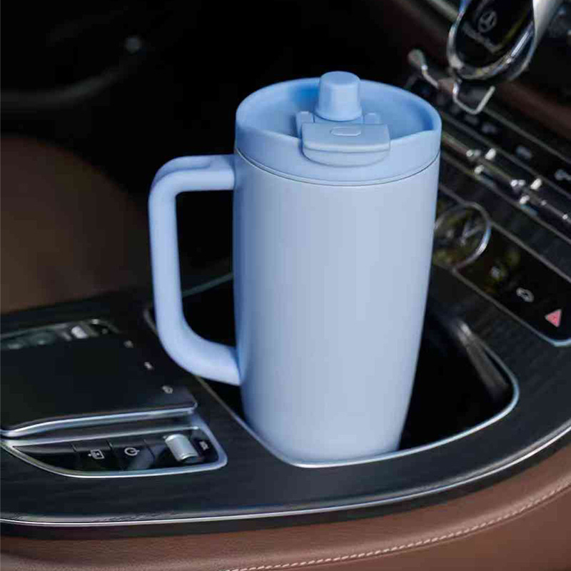 La taza de té para el automóvil lleva los vasos de uso diario al vehículo