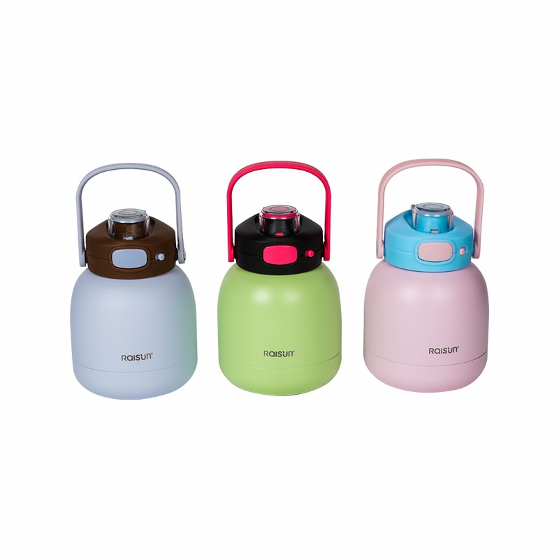 La botella de acero inoxidable para niños resiste estilos de vida activos